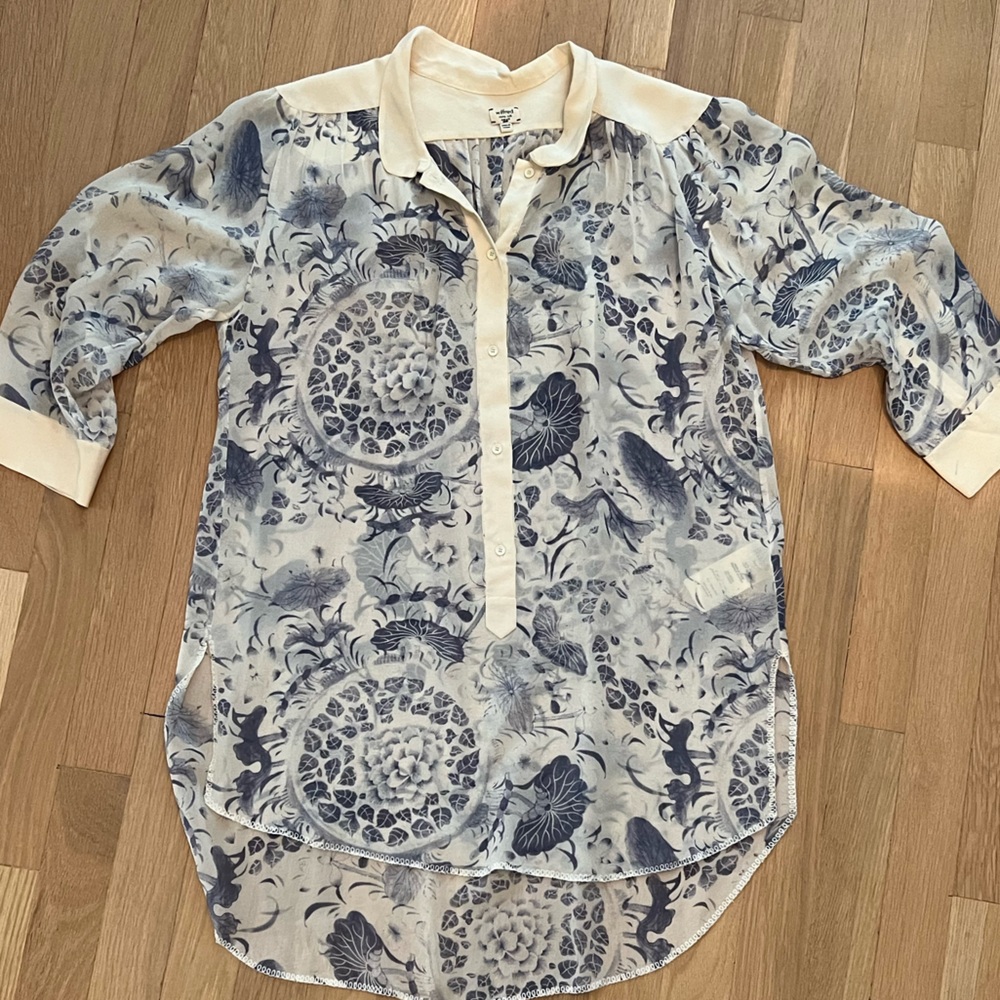 Beautiful silk Aritizia (Wilfred) blue and white blouse